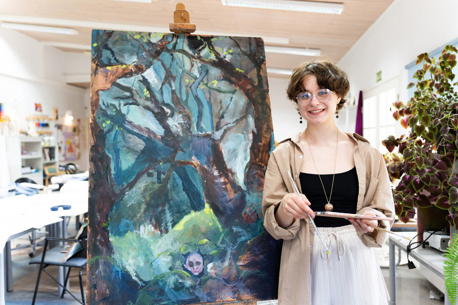 KOULUTUKSET Oppimisen iloa Ihminen, joka seisoo talun vieressä.