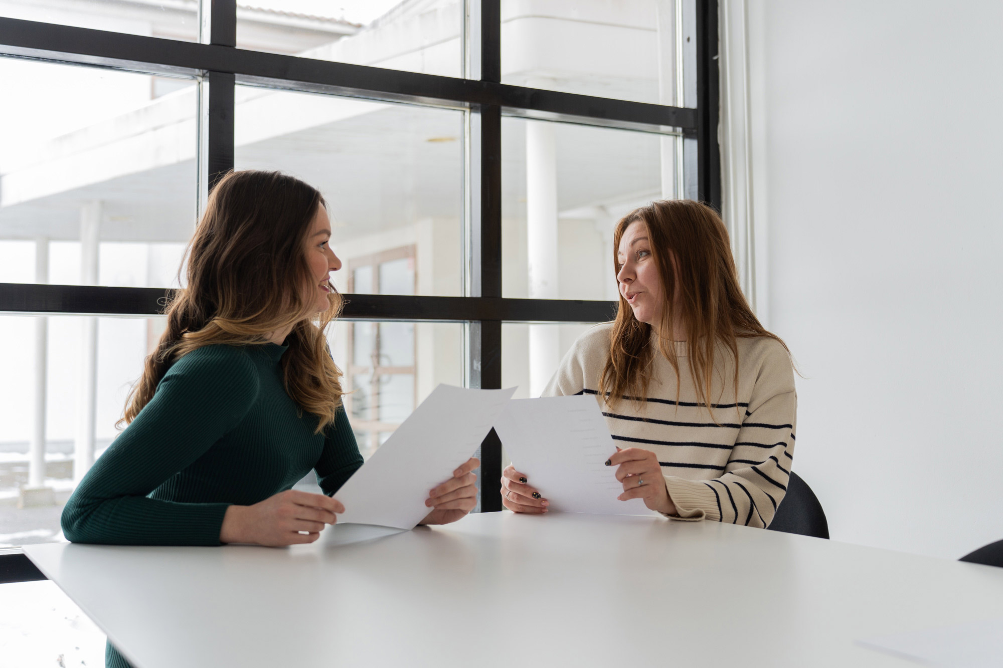 two people talking, Tervetuloa Paasikivi-Opistoon!