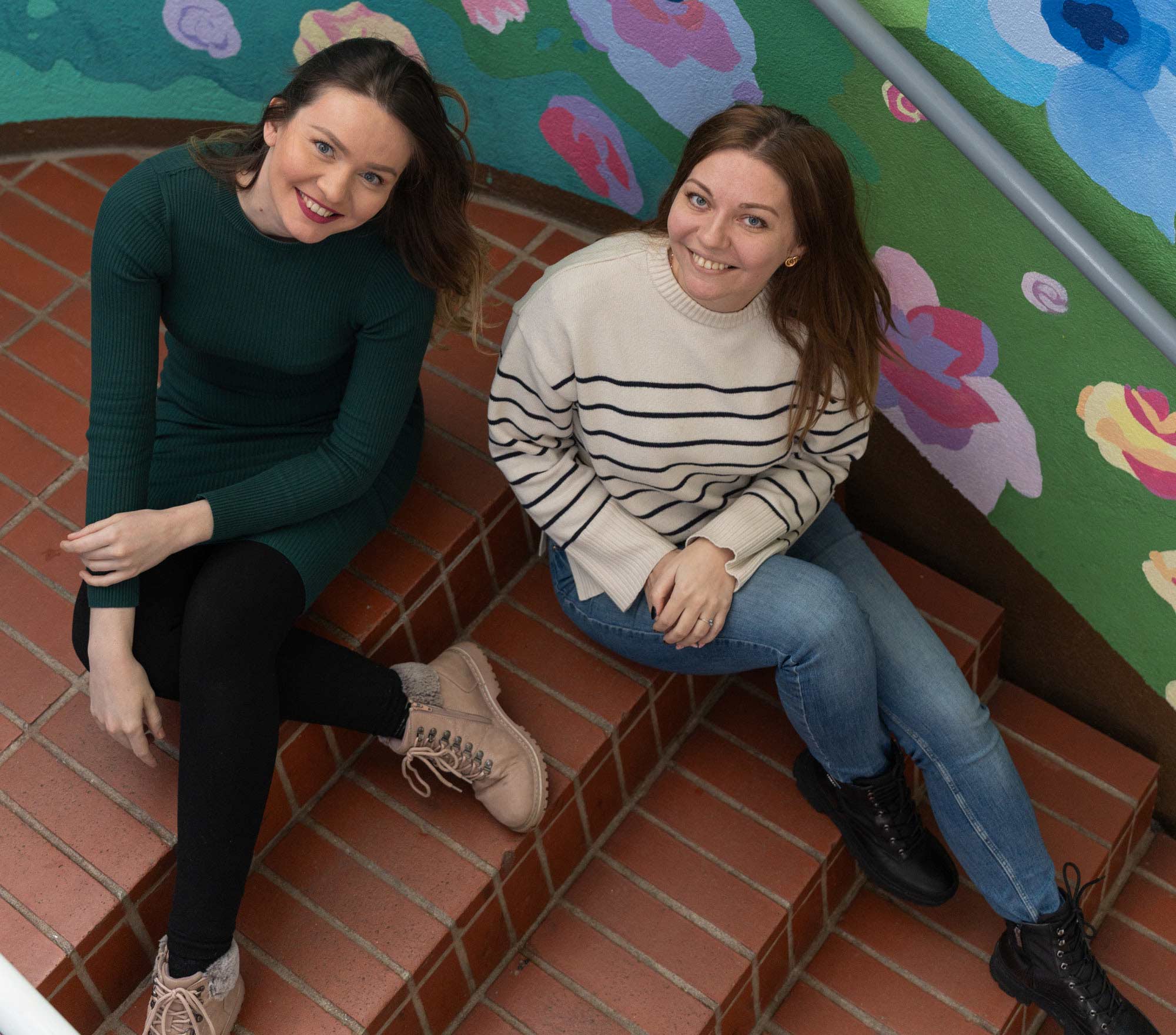 Suomea edistyneille (monimuoto-opinnot), kaksi ihmistä hymyilevät