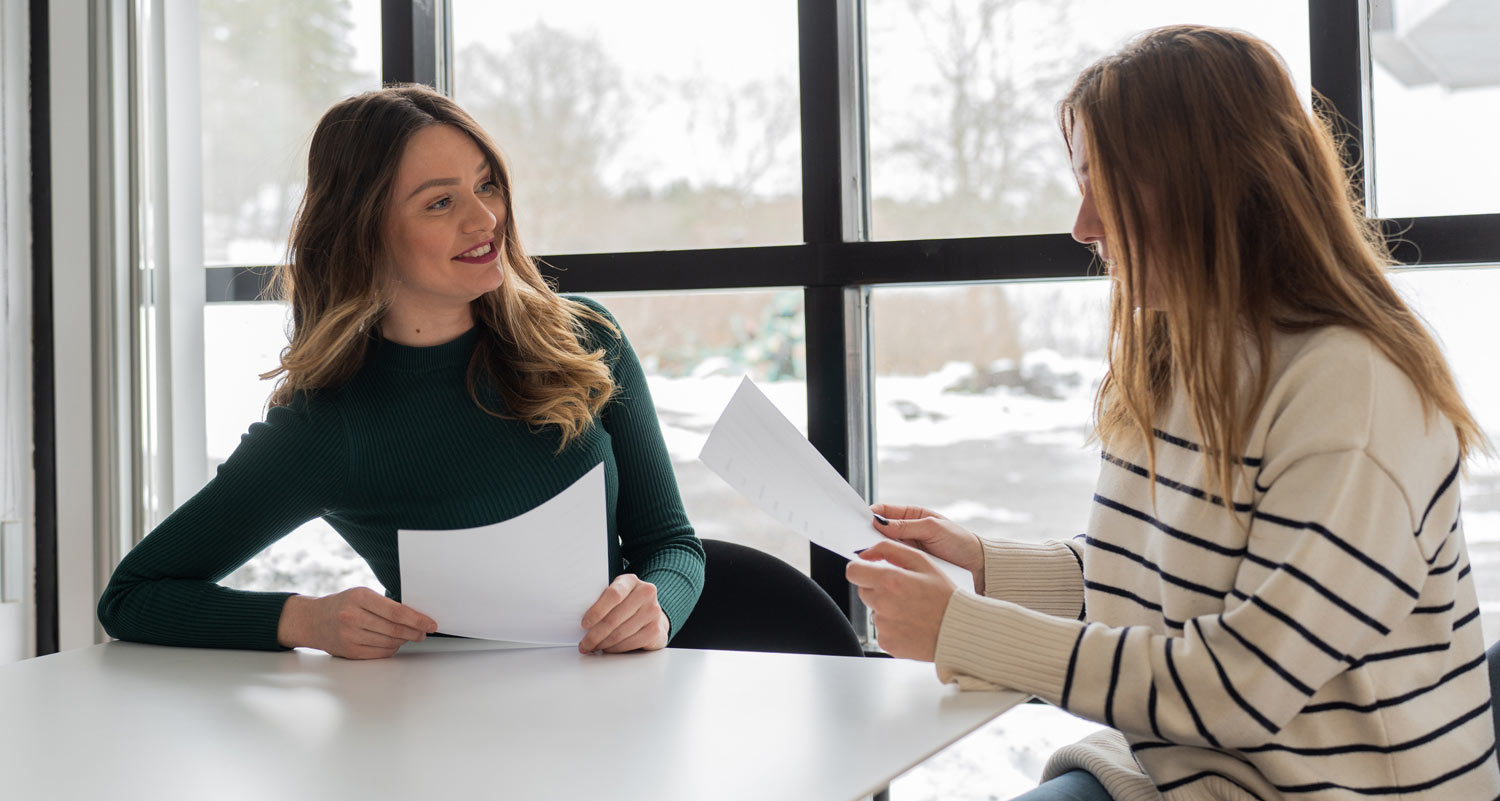 KOULUTUKSET Oppimisen iloa Kaksi ihmistä puhuvat